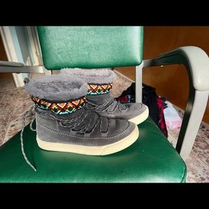 Awesome TOMS suede women’s boots. Size 7.